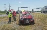 VUELCA AUTO DONDE VIAJABA MADRE Y SU BEBE EN CARRETERA NCL, SON TRASLADADOS A UN HOSPITAL.