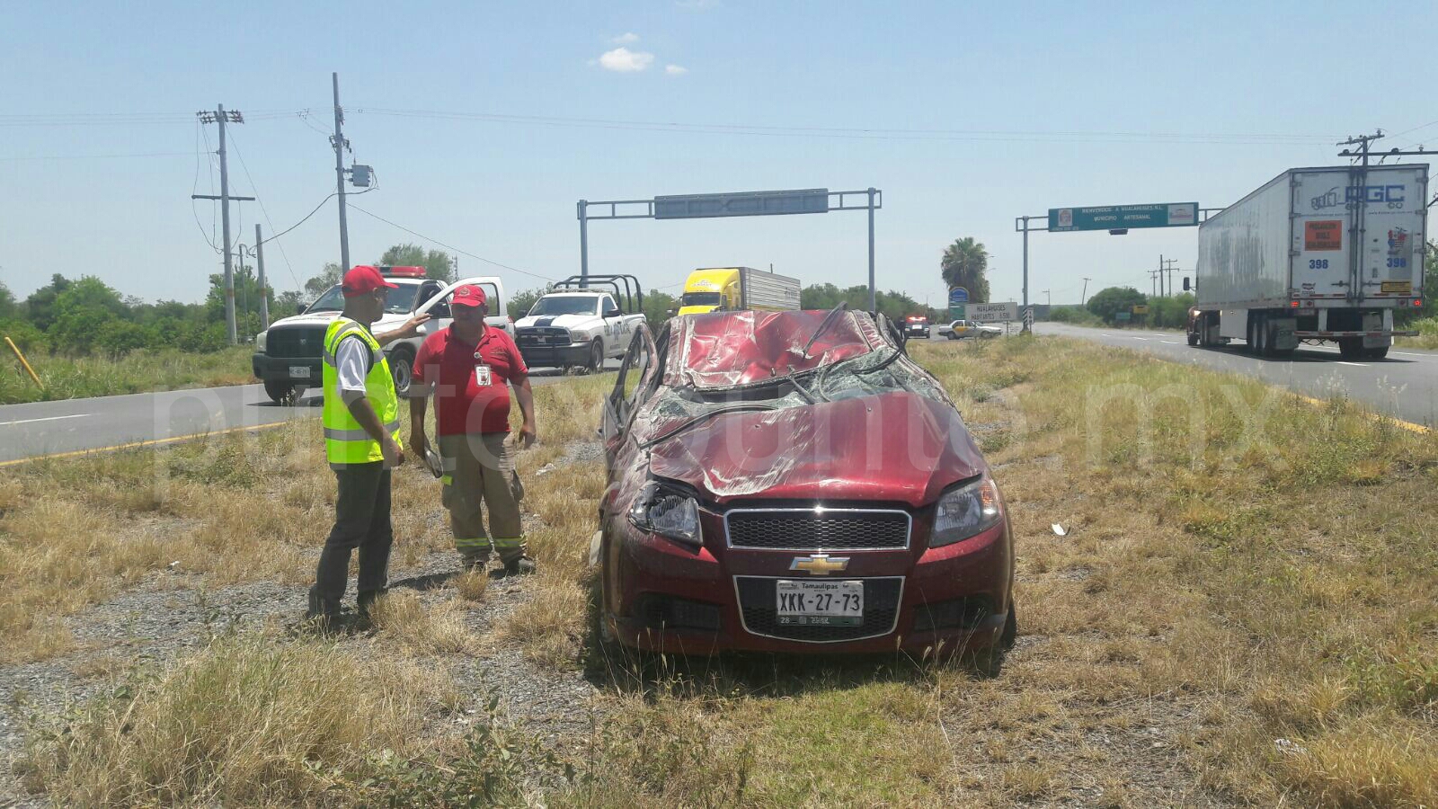 VUELCA AUTO DONDE VIAJABA MADRE Y SU BEBE EN CARRETERA NCL, SON TRASLADADOS A UN HOSPITAL.