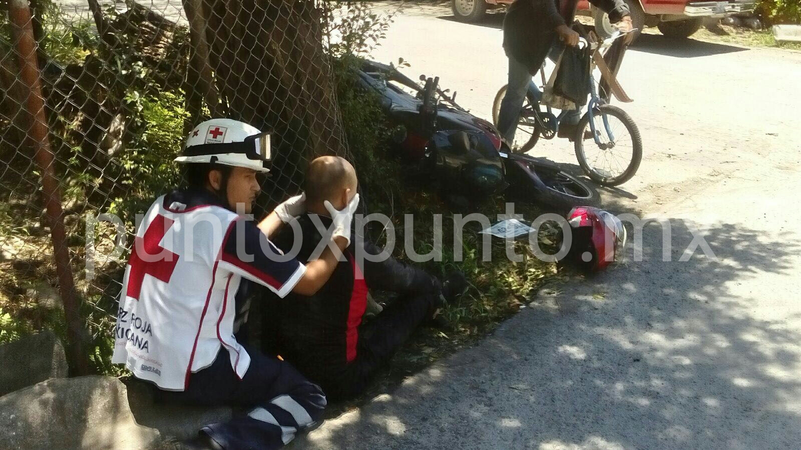 CONDUCTOR DE CAMIONETA IMPACTA A MOTOCICLISTA ABANDONA VEHÍCULO Y HUYE.