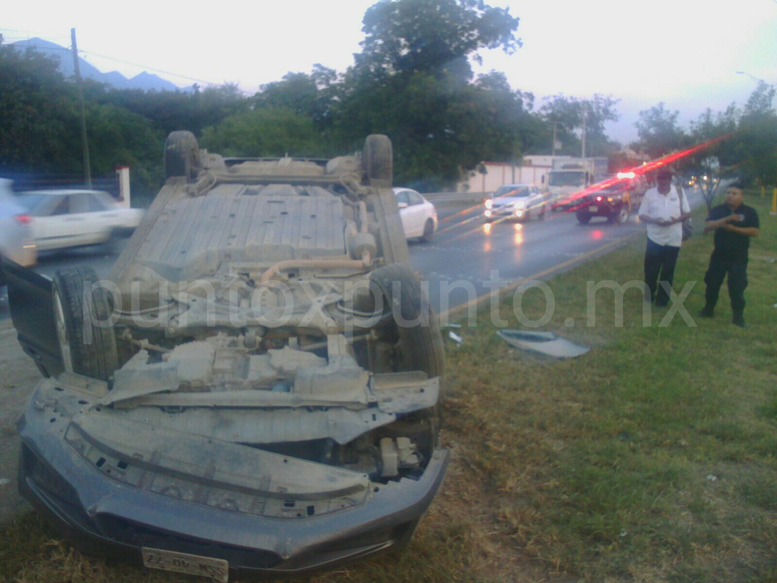 VOLCADURA EN CARRETERA NACIONAL, JOVEN RESULTA ILESO.