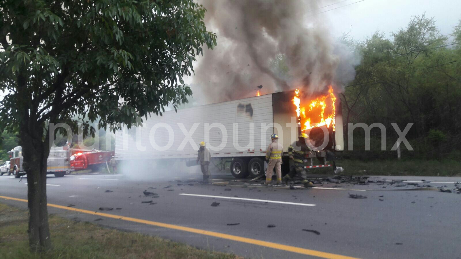 SE VUELVE A INCENDIAR TRAILER, AHORA SE QUEMA LA CARGA