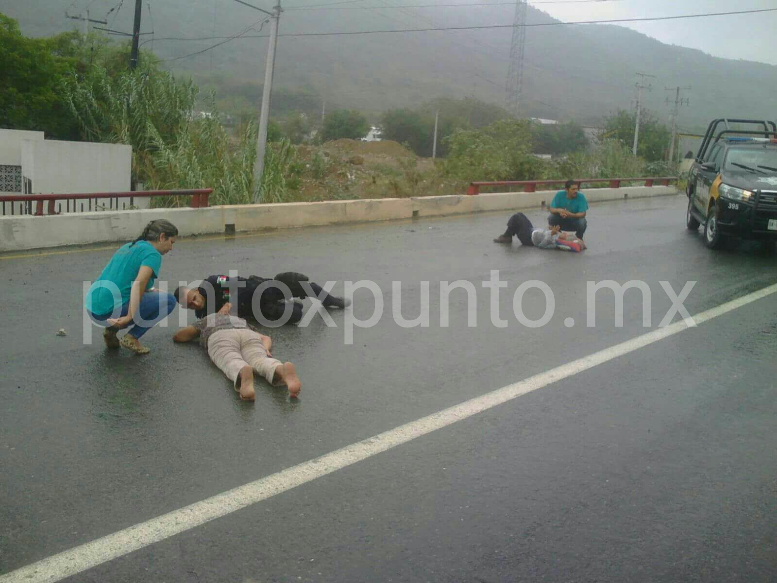 DERRAPAN, CHOCAN Y SALEN DE LA CABINA DE LA CAMIONETA Y CAEN AL PAVIMENTO EN CARRETERA NACIONAL, SON ATENDIDOS POR POLICÍAS.