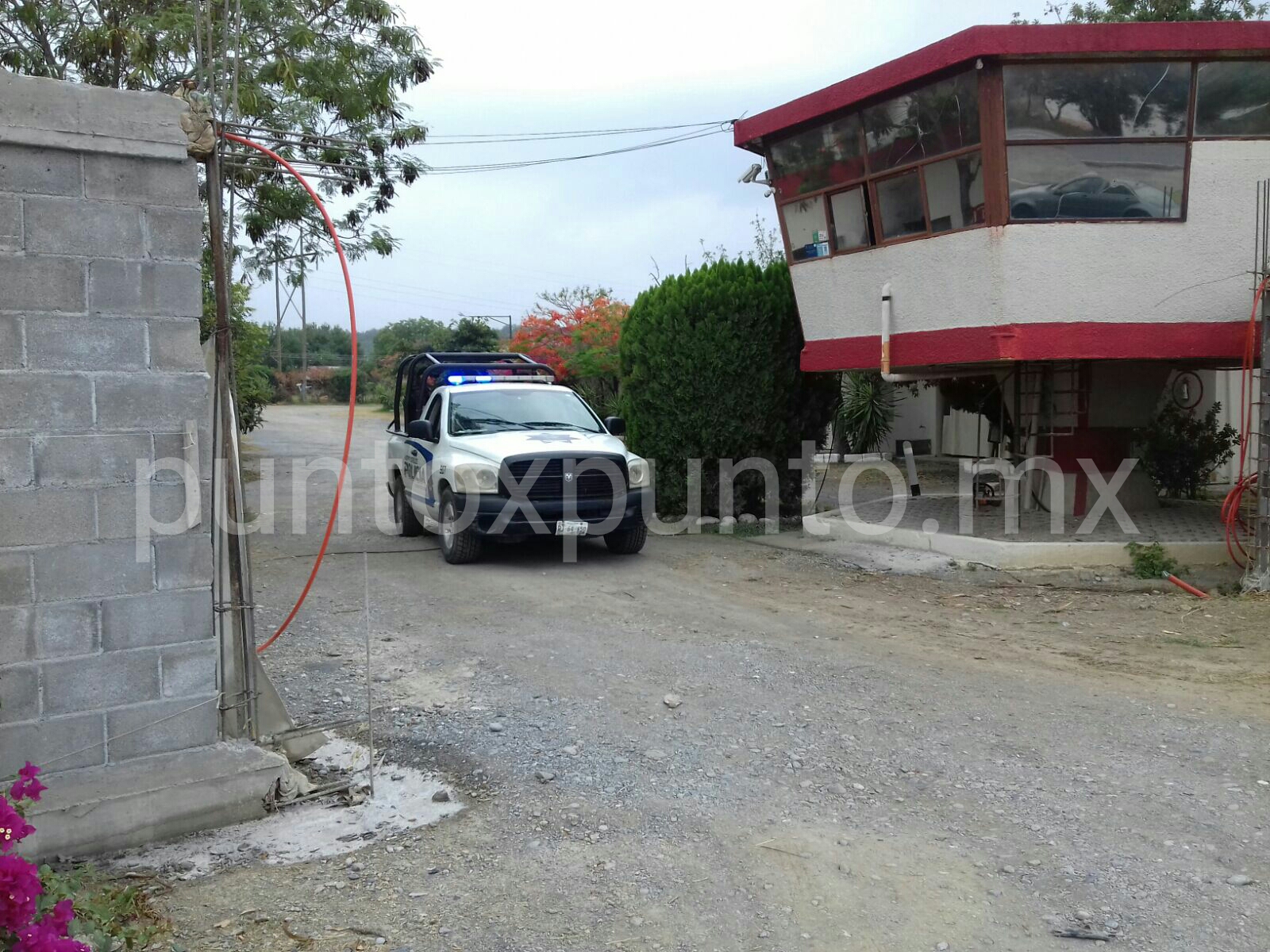 PAREJA PELEAN EN MOTEL SAN CARLOS EN MMORELOS, POLICIA LOS DETIENE Y LOS ENVIA A LAS CELDAS.