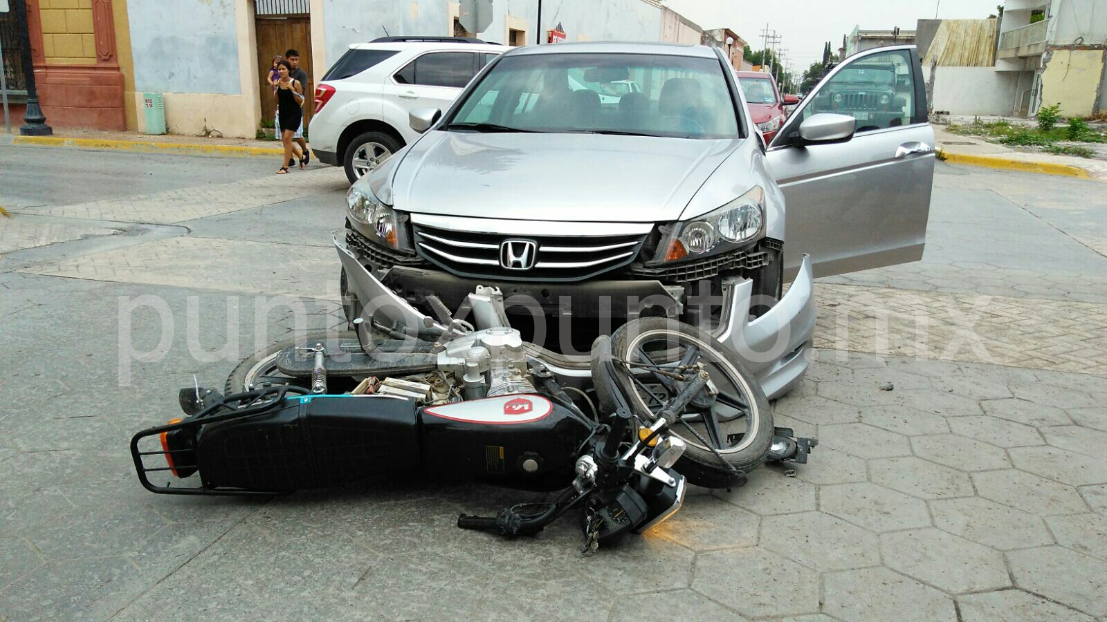 CHOQUE DE CRUCERO ENTRE UN AUTO Y UNA MOTOCICLETA, RESULTAN DOS PERSONAS HERIDAS.