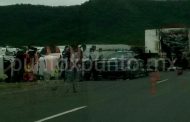 VUELCA TRÁILER CARGADO DE CARBÓN EN MMORELOS.