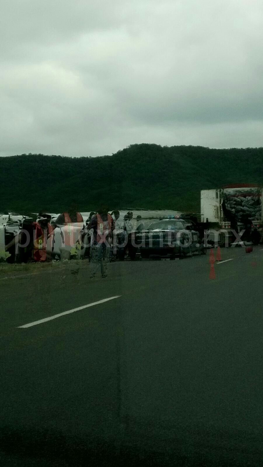 VUELCA TRÁILER CARGADO DE CARBÓN EN MMORELOS.