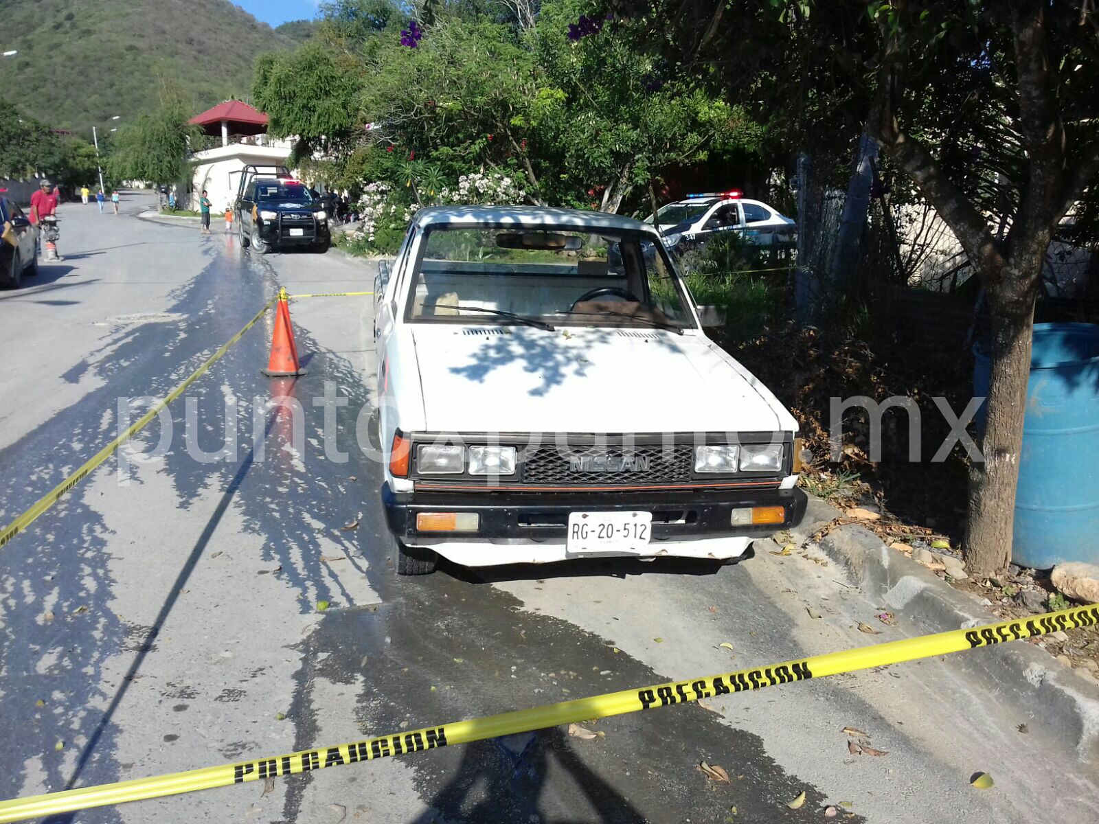 RECUPERA LA POLICÍA VEHICULO QUE FUE ROBADO, LO DEJAN ABANDONADO