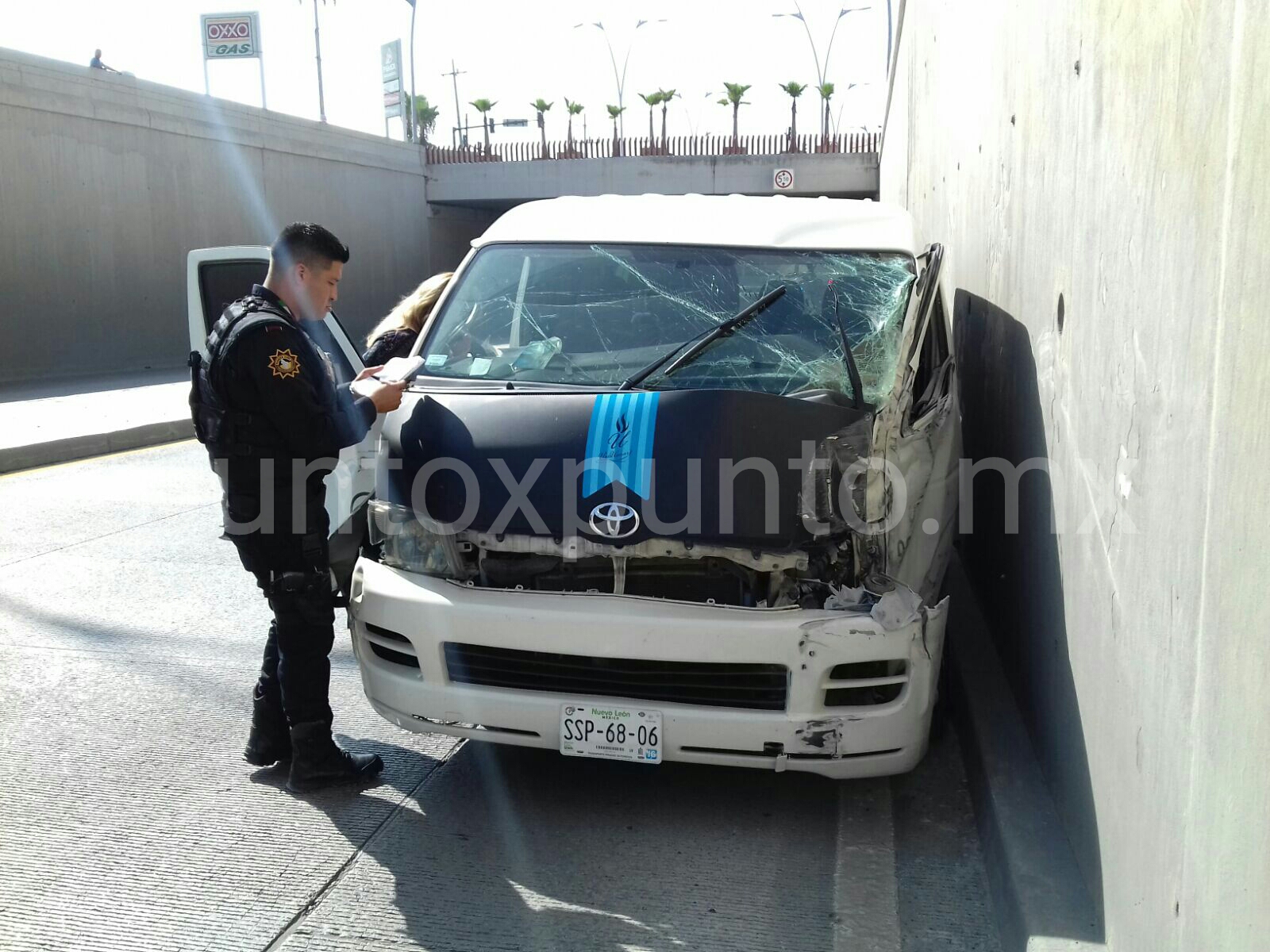 CHOQUE EN PASO A DESNIVEL EN ALLENDE, REPORTAN UNA PERSONA LESIONADA.