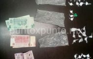 DETIENEN A DOS POR NARCOMENUDEO, LES ENCUENTRAN 44 BOLSAS DE COCA Y 5 DE CRISTAL, ASEGURAN DINERO.