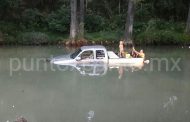 HACE CASO OMISO A POSOS PROFUNDOS, TERMINA INUNDADA SU CAMIONETA EN RIO RAMOS EN ALLENDE.