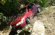 PIERDE CONTROL EN CURVA, SALE DE CARRETERA, ÁRBOL SOSTIENE A VEHICULO A PUNTO DE CAER A BARRANCO.