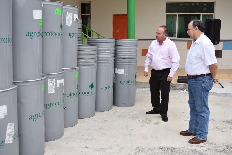 Hace donación ICMOSA de tambos para almacenar agua