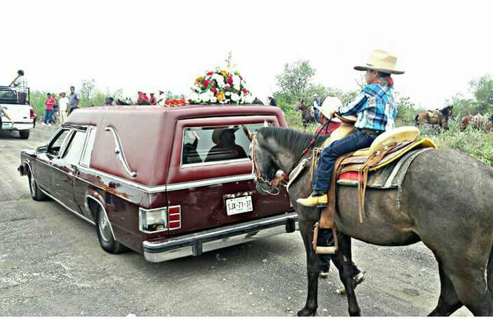 EN CABALGATA Y AL SON DE LA TAMBORA DESPIDEN A JINETE QUE CAE DE CABALLO Y MUERE.