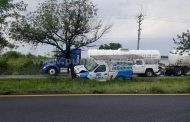 CHOFER DE TELMEX ESTRELLA CAMIONETA CONTRA ÁRBOL EN CARRETERA NACIONAL.