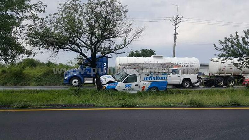 CHOFER DE TELMEX ESTRELLA CAMIONETA CONTRA ÁRBOL EN CARRETERA NACIONAL.