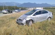 CHOFER VUELCA SU AUTOMÓVIL EN CARRETERA, RESULTAN ILESOS EL Y SU ACOMPAÑANTE.