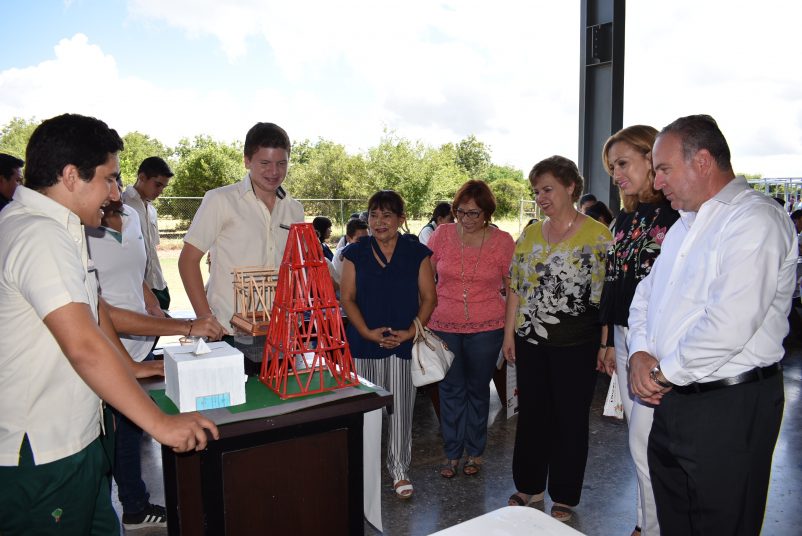 Acude Alcalde Javier Treviño a Feria de Ciencia del IAM