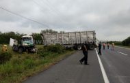 CHOFER DE TRÁILER RESULTA ILESO EN VOLCADURA REGISTRADA EN CARRETERA NACIONAL