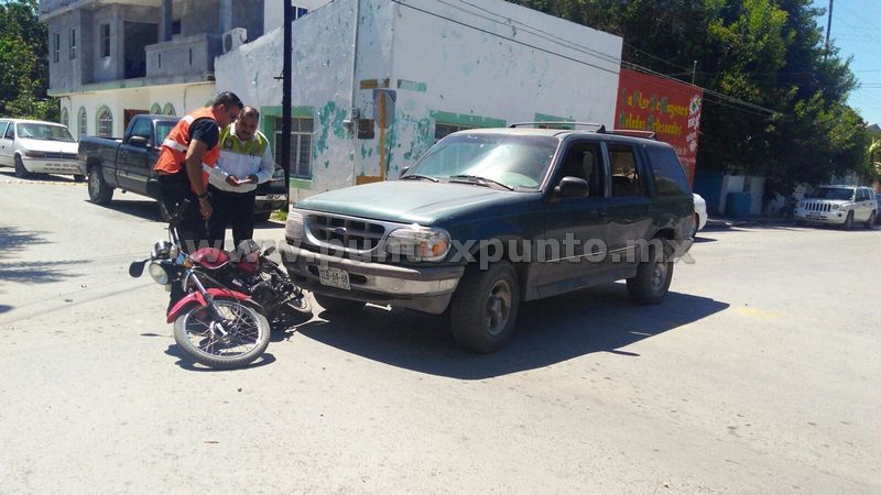 CHOQUE ENTRE DOS VEHÍCULOS CONDUCTOR DE MOTO RESULTA HERIDO.