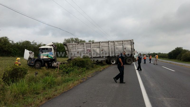 CHOFER DE TRÁILER RESULTA ILESO EN VOLCADURA REGISTRADA EN CARRETERA NACIONAL