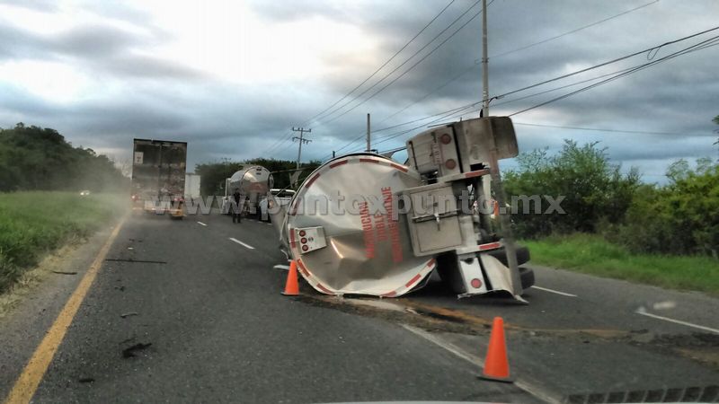 ACCIDENTE EN CARRETERA NCL EN MMORELOS, SE DESPRENDE SEGUNDO PIPA DE REMOLQUE.