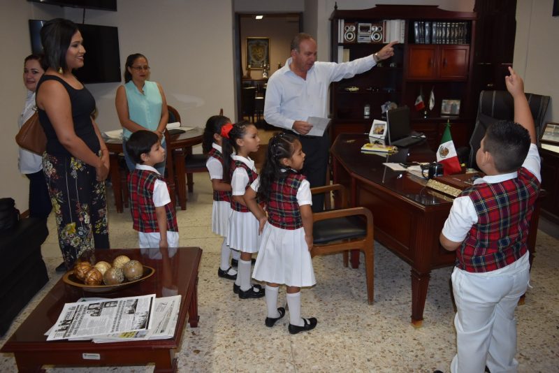 Visitan niños oficina del Alcalde para agradecerle por los apoyos a su plantel educativo