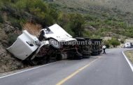 VUELCA TRAILER EN CARRETERA, LA CARGA QUE TRANSPORTABA QUEDA REGADA.