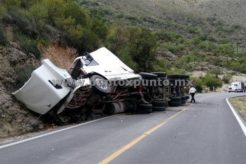 VUELCA TRAILER EN CARRETERA, LA CARGA QUE TRANSPORTABA QUEDA REGADA.