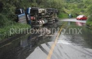 ALARMA LA VOLCADURA DE UN TRÁILER CARGADO DE COMBUSTIBLE, SE MOVILIZA PROTECCIÓN CIVIL.