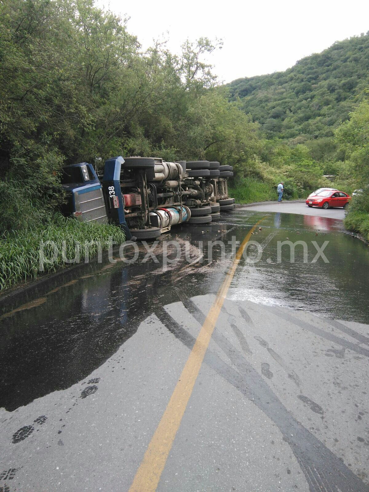 ALARMA LA VOLCADURA DE UN TRÁILER CARGADO DE COMBUSTIBLE, SE MOVILIZA PROTECCIÓN CIVIL.