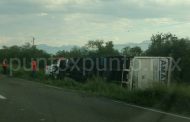 VOLCADURA DE UN TRAILER EN CARRETERA NCL, REPORTAN SOLO DAÑOS.