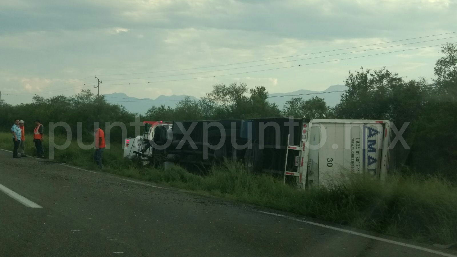 VOLCADURA DE UN TRAILER EN CARRETERA NCL, REPORTAN SOLO DAÑOS.