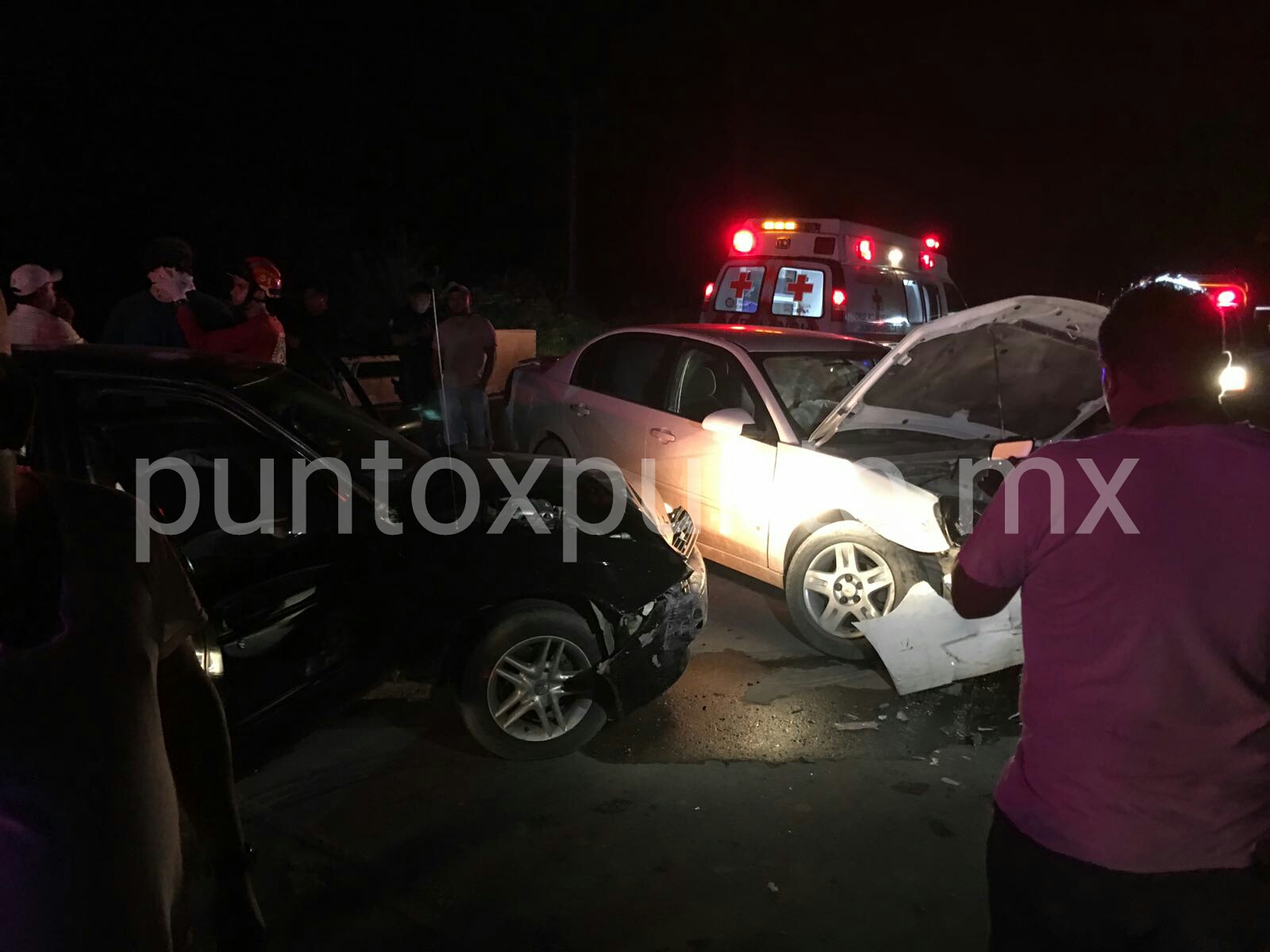 CHOQUE DE FRENTE ENTRE DOS VEHÍCULOS EN AVENIDA DE MMORELOS.