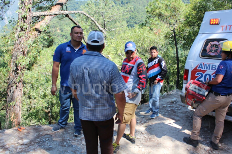 RESCATA PROTECCIÓN CIVIL DEL ESTADO Y DE ALLENDE A JÓVEN QUE TERMINA CON RAIZER EN UN BARRANCO EN LA SIERRA