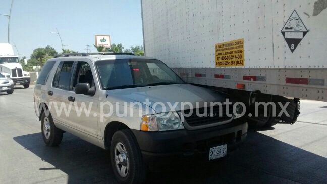 CONDUCTOR DE CAMIONETA SE ESTRELLA EN LA CAJA DE UN TRÁILER EN ALLENDE.