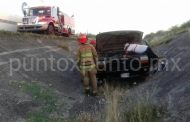 CAMIONETA TERMINA EN UNA CUNETA EN MEDIO DE CARRILES DE CARRETERA.