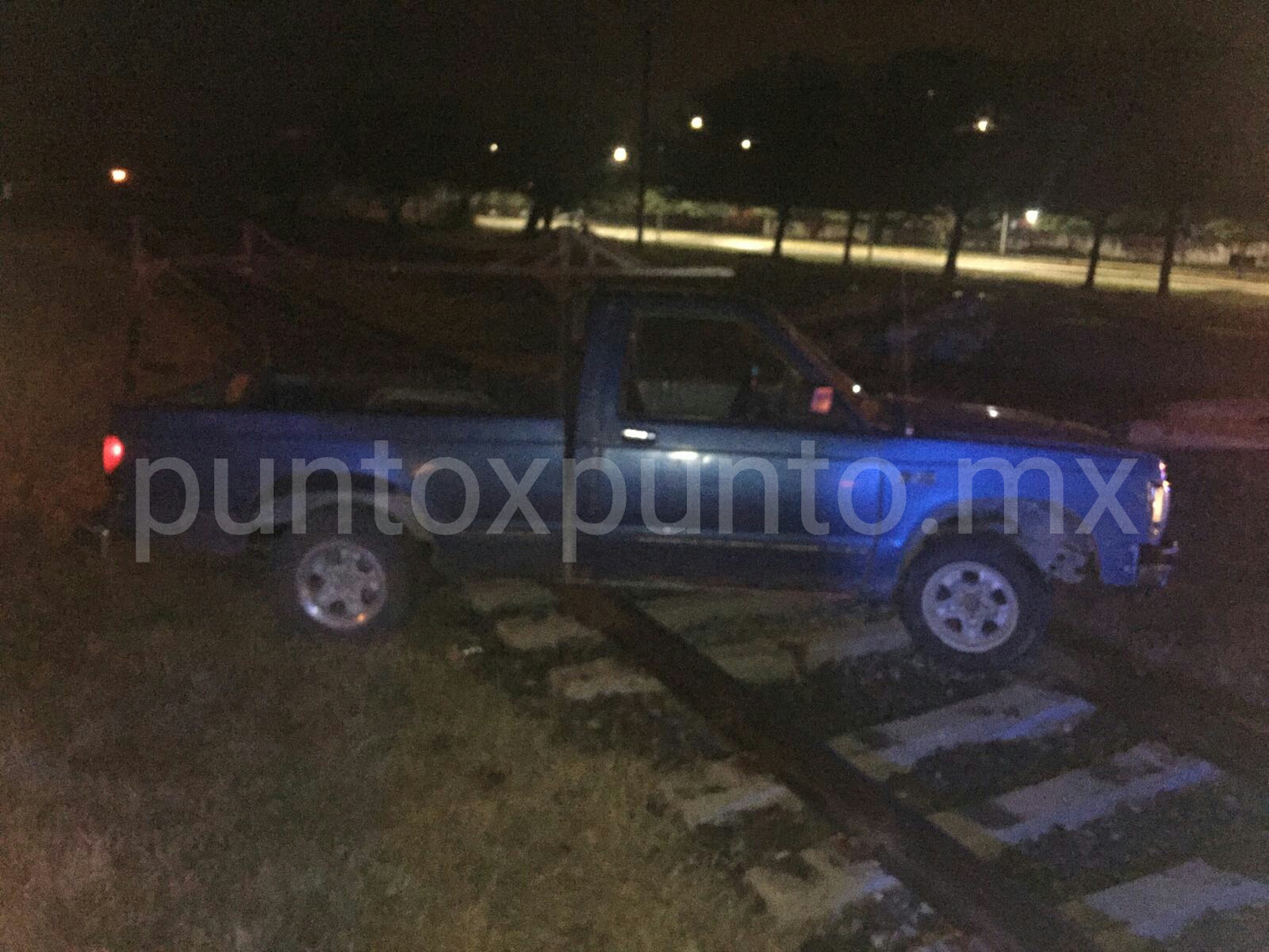 CONDUCTOR DE CAMIONETA SE EQUIVOCA DE CALLE QUEDA EN MEDIO DE LAS VÍAS DEL TREN.