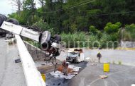 VOLCADURA DE TRÁILER EN CARRETERA NACIONAL EN ALLENDE EN PUENTE RIO RAMOS, CHOFER ES TRASLADADO HERIDO.