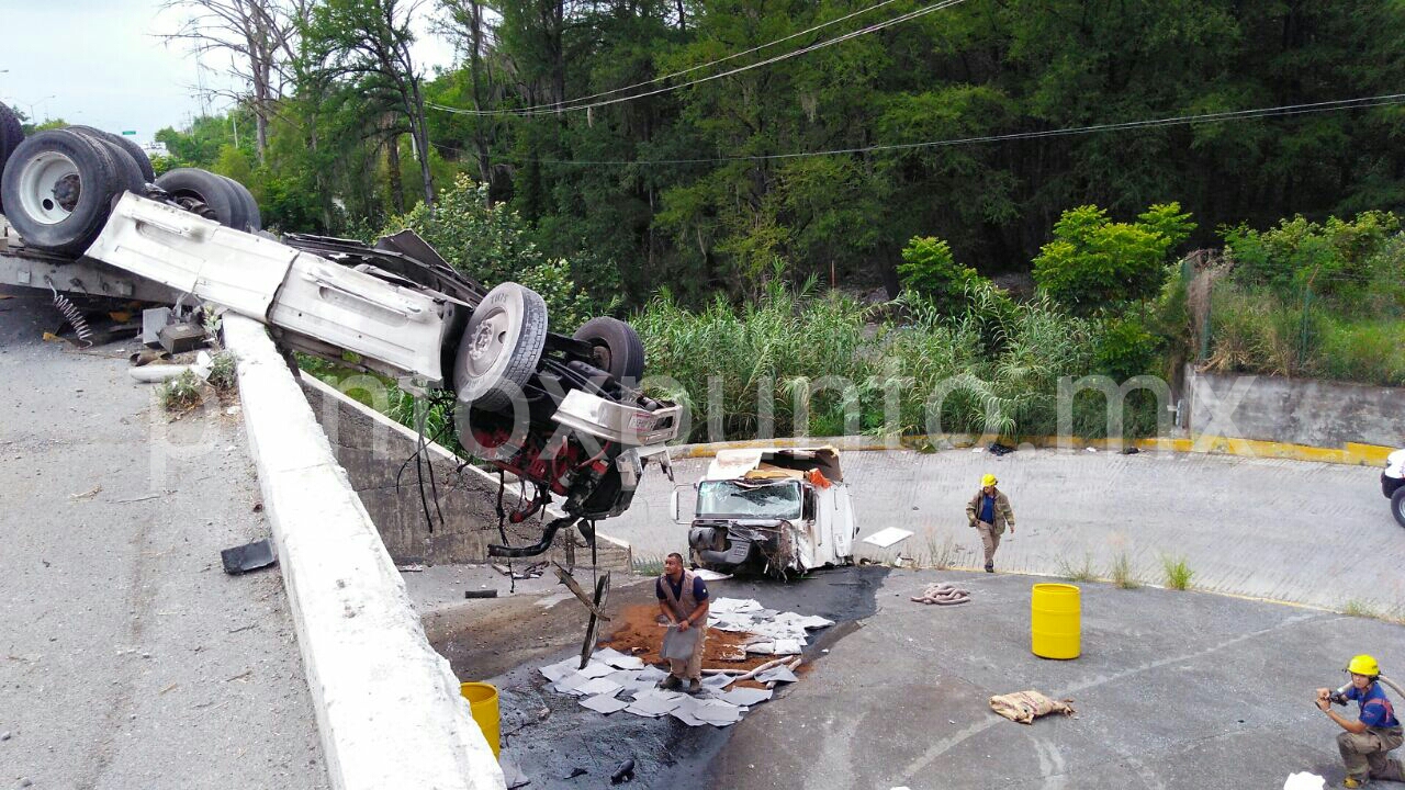 VOLCADURA DE TRÁILER EN CARRETERA NACIONAL EN ALLENDE EN PUENTE RIO RAMOS, CHOFER ES TRASLADADO HERIDO.