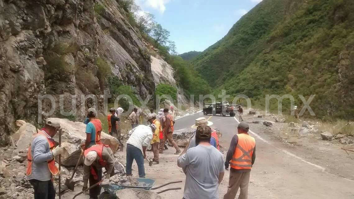 DESLAVES PROVOCAN EL CIERRRE DE LA CARRETERA AL SUR DEL ESTADO.