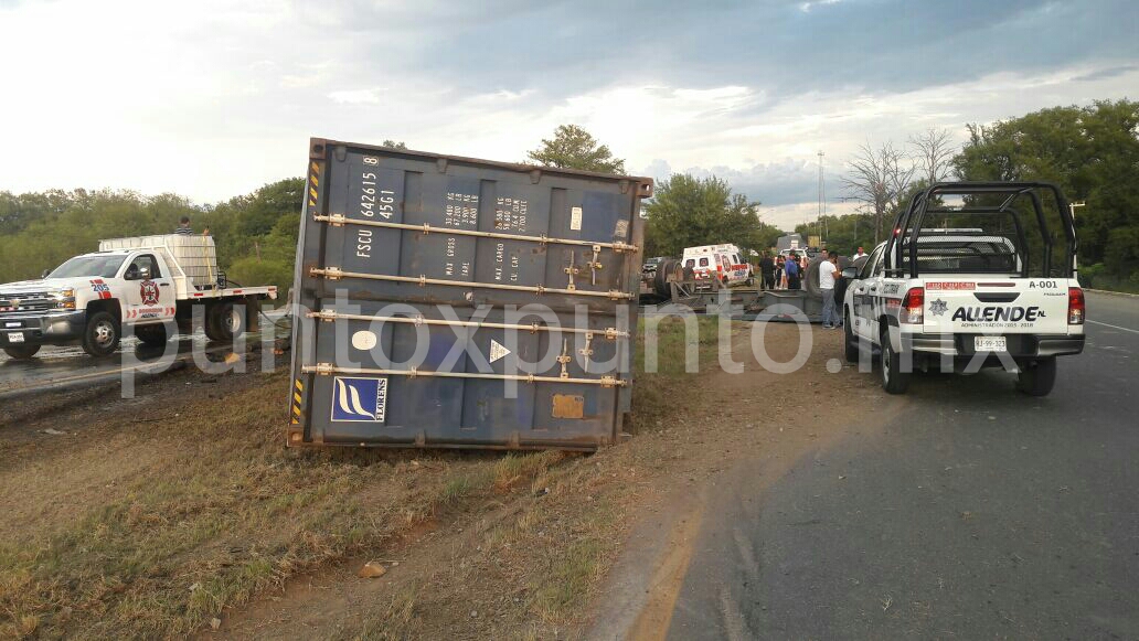 SE DESPRENDE CAJA DE TRAILER EN ALLENDE, EN CARRETERA NACIONAL.