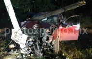 ASEGURA LO PERSEGUÍAN PARA QUITARLE LA CAMIONETA, CHOCA EN ALLENDE, DERRIBA DOS POSTES, RESULTAN DOS PERSONAS HERIDAS.