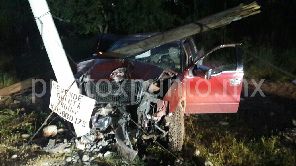 ASEGURA LO PERSEGUÍAN PARA QUITARLE LA CAMIONETA, CHOCA EN ALLENDE, DERRIBA DOS POSTES, RESULTAN DOS PERSONAS HERIDAS.