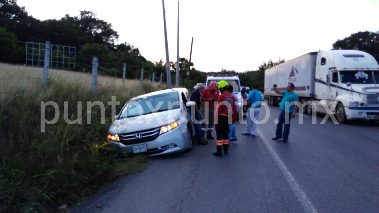 DICE QUE TRAILERO LO SACA DEL CAMINO, QUEDA ENBANCADO A ORILLAS DE CARRETERA