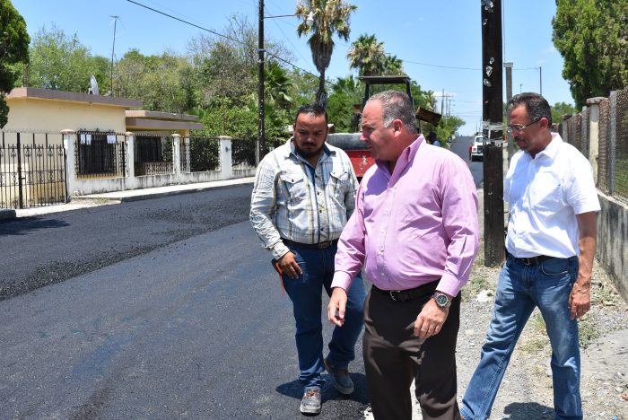 Supervisa Javier Treviño pavimentación del camino a la Ladrillera