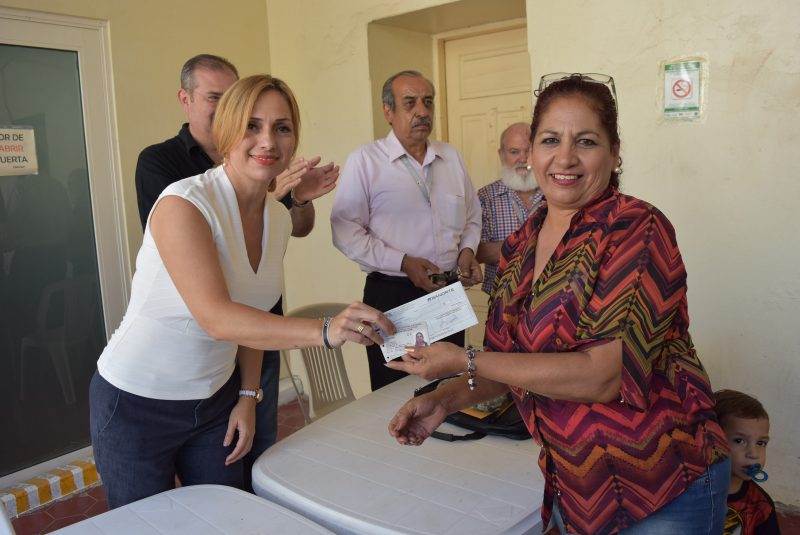 Realizan pago del curso de bisutería