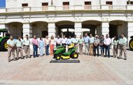 Dona John Deere tractor al Municipio