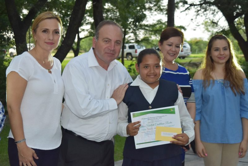 Premia Javier Treviño a ganadores de concursos convocados por la Administración