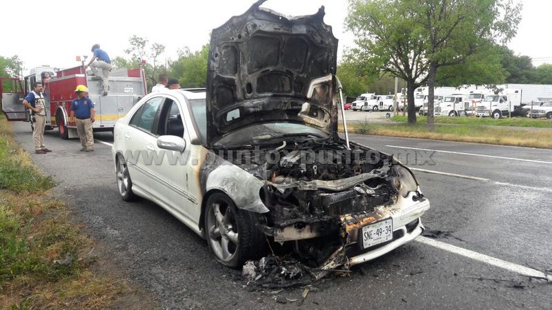 POR UNA FALLA MECÁNICA SE INCENDIA UN MERCEDES