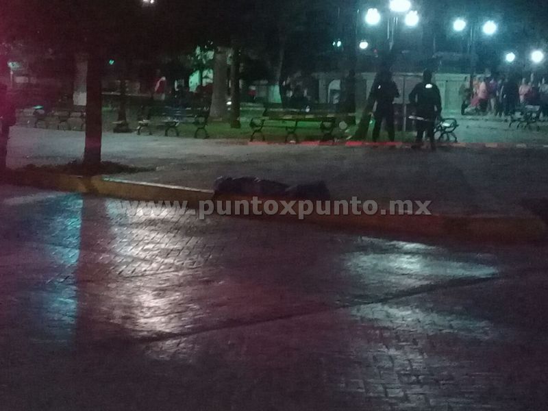 IDENTIFICAN A LA PERSONA QUE ASESINARON EN LA PLAZA PRINCIPAL EN UNA RIÑA.